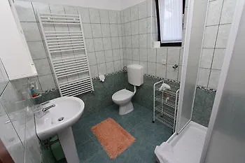 로비니 Apartman 7 아파트
